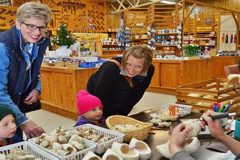 Xưởng gia công guốc gỗ (Wooden Shoes Shop)