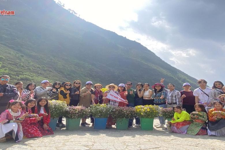 Khách chụp ảnh lưu niệm
