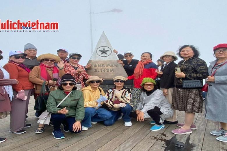 Khách chụp ảnh lưu niệm