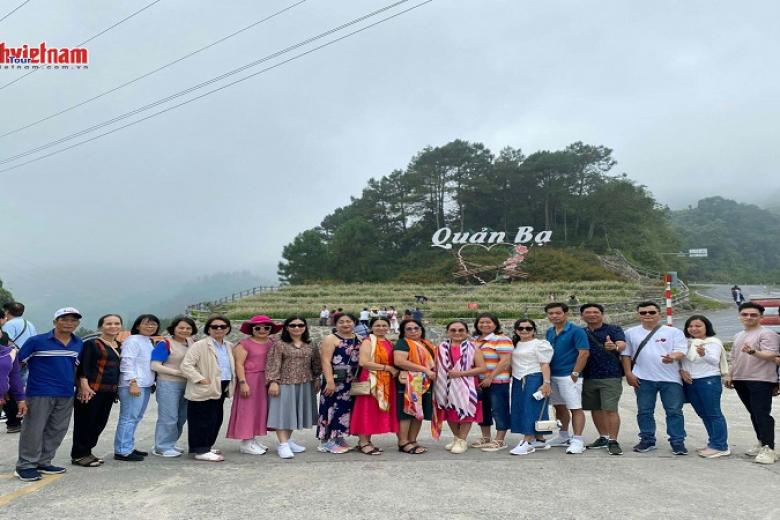 Khách chụp ảnh lưu niệm