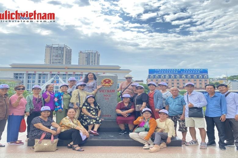 Khách chụp ảnh lưu niệm