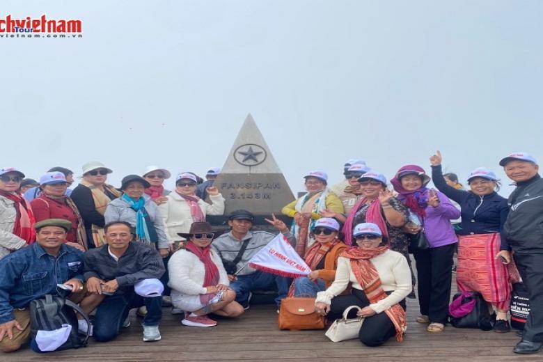 Khách chụp ảnh lưu niệm