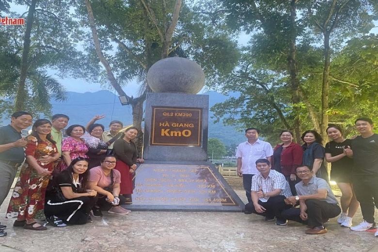 Khách chụp ảnh lưu niệm
