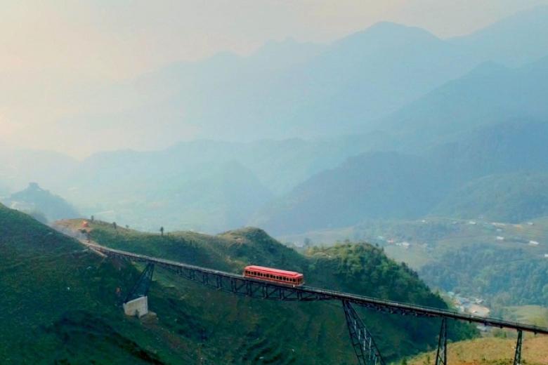 Tàu hỏa leo núi Đỗ Quyên