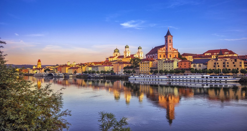Du thuyền trên sông Danube