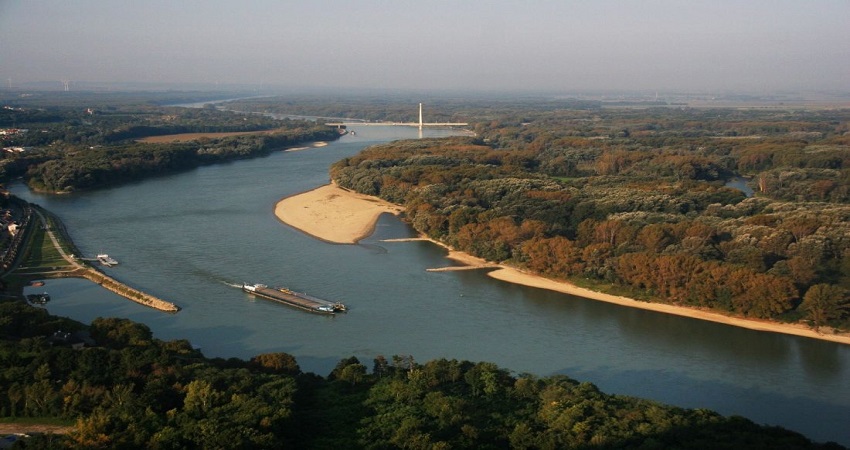 Du thuyền ngắm cảnh sông Danube