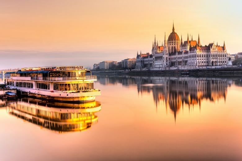 Du thuyền ngắm cảnh sông Danube về chiều