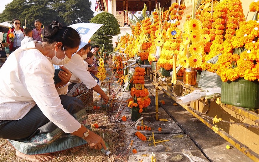 Người dân thực hiện các nghi thức tôn giáo dưới chân tháp Thạt Luổng