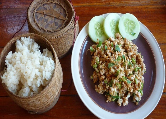 Gạo nếp đặt trong chiếc giỏ là hình ảnh thường thấy của món Khao Niaw
