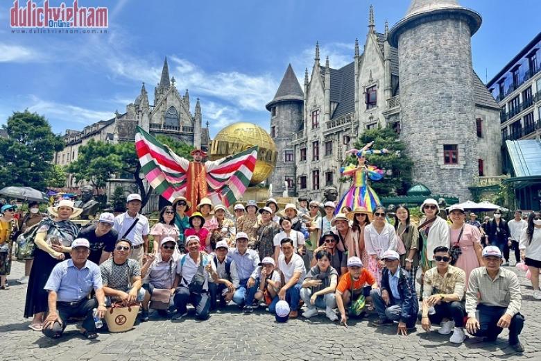 Khách chụp ảnh lưu niệm