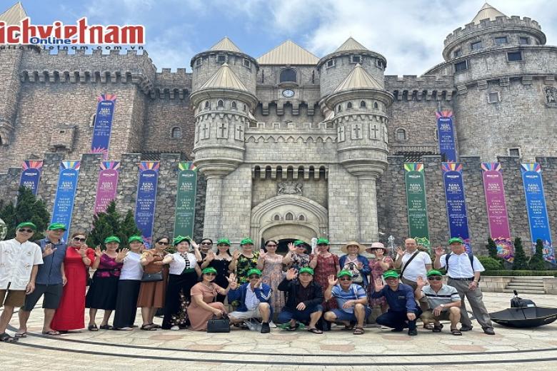 Khách chụp ảnh lưu niệm