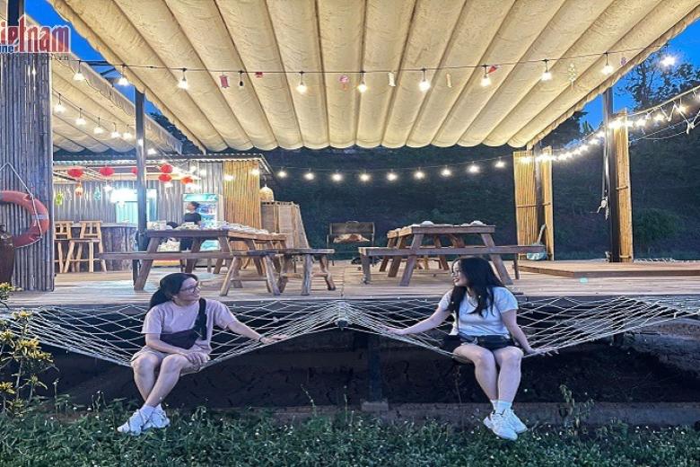 Khách chụp ảnh lưu niệm