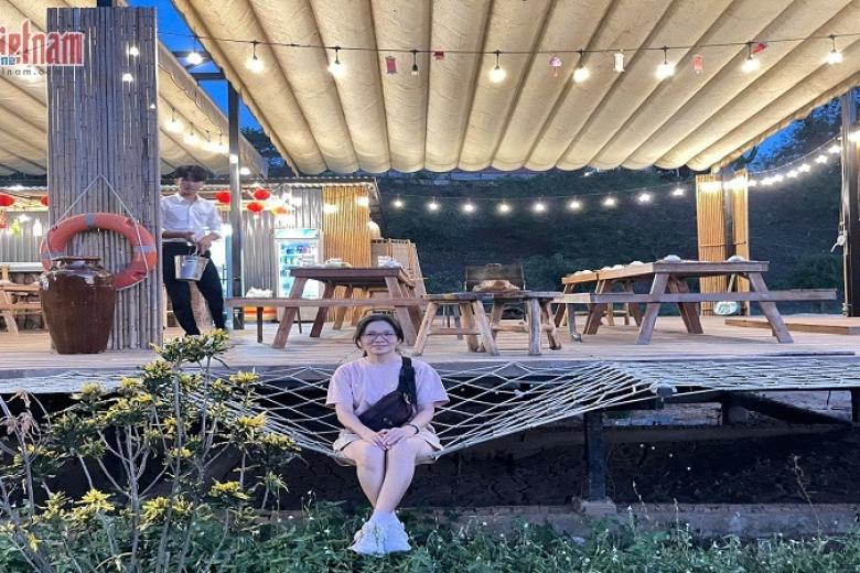 Khách chụp ảnh lưu niệm