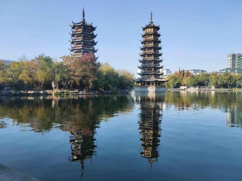 Tháp Nhật Nguyệt