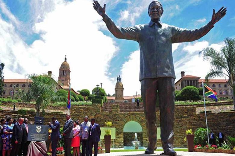 Bức tượng đồng Nelson Mandela cao 9m
