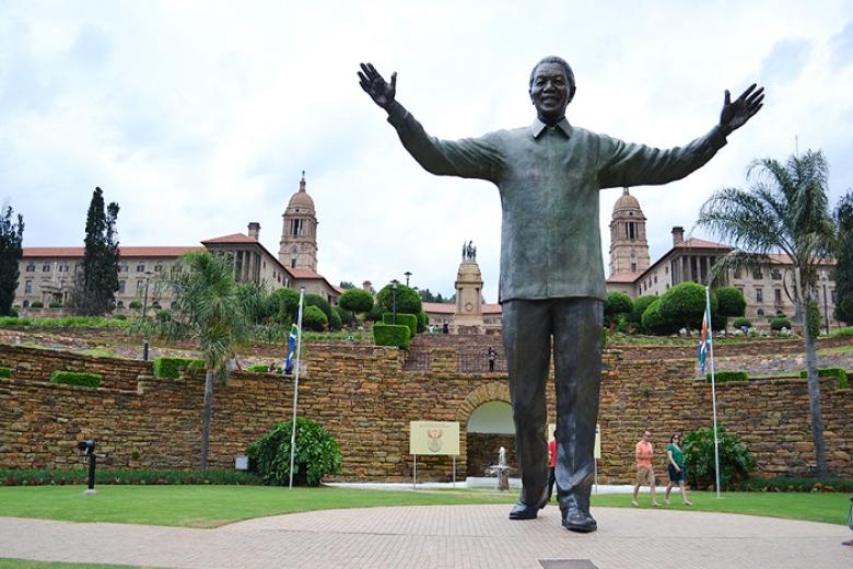 Bức tượng đồng Nelson Mandela cao 9m
