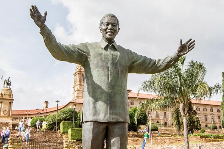 Bức tượng đồng Nelson Mandela cao 9m