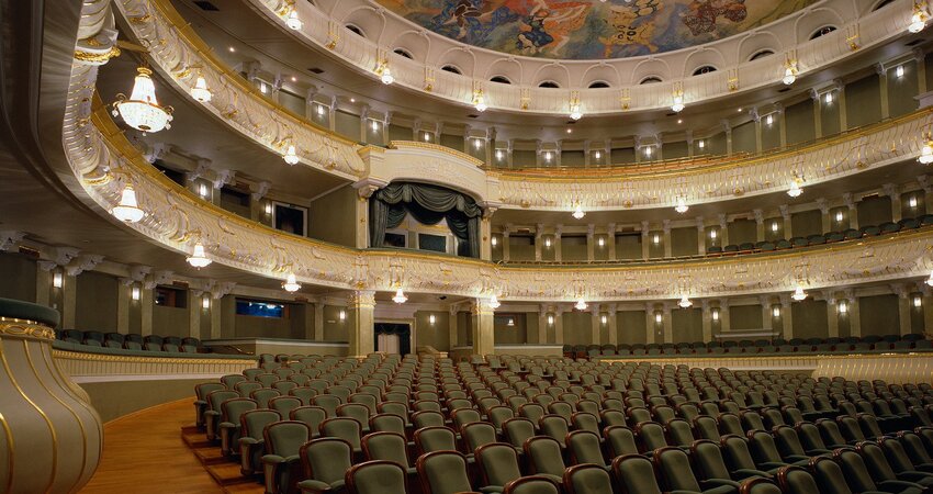Nhà hát Bolshoi khổng lồ với sức chứa lên đến hàng trăm người