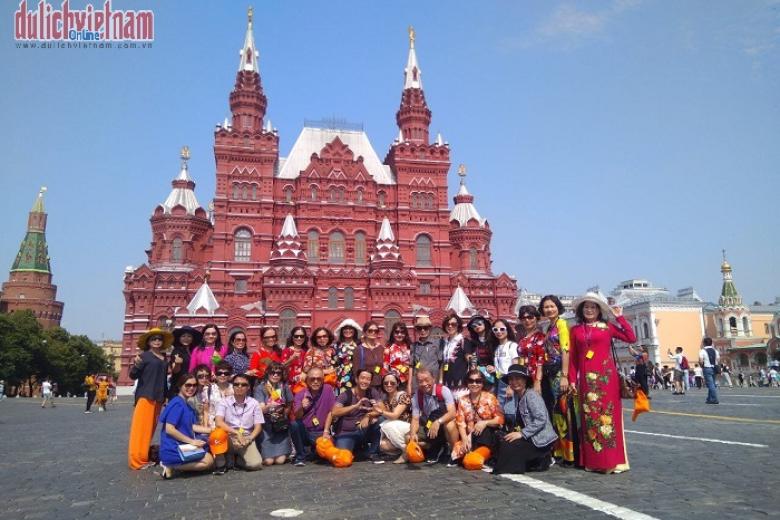 Khách chụp ảnh lưu niệm