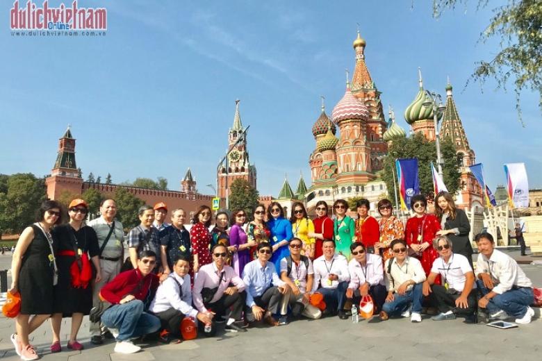 Khách chụp ảnh lưu niệm