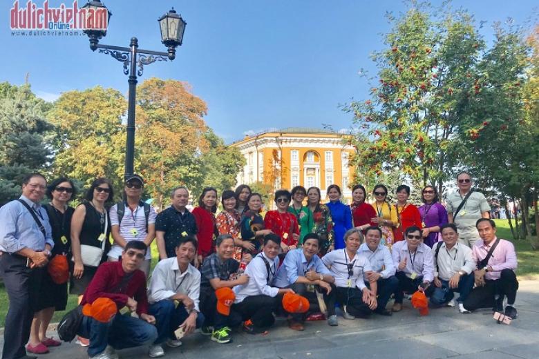 Khách chụp ảnh lưu niệm