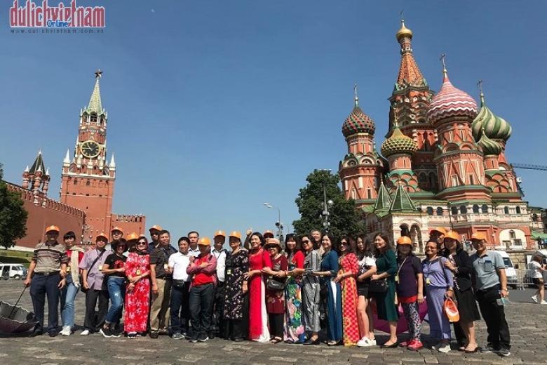 Khách chụp ảnh lưu niệm