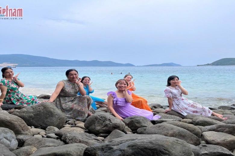 Khách chụp ảnh lưu niệm