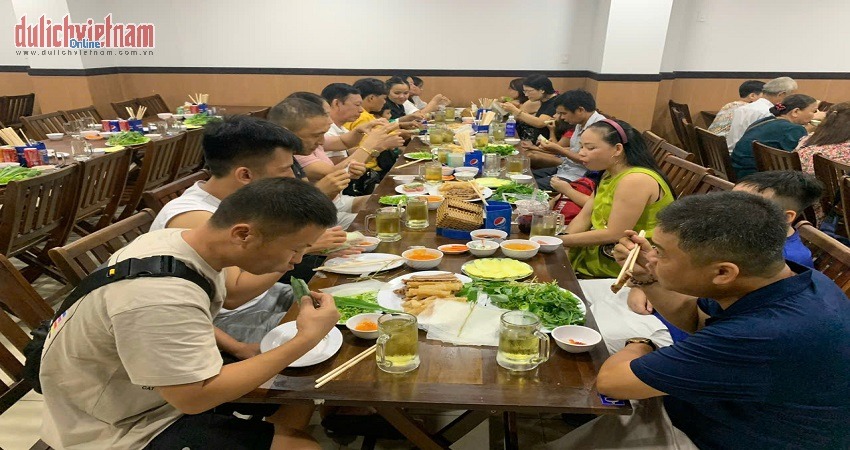 Khách dùng bữa