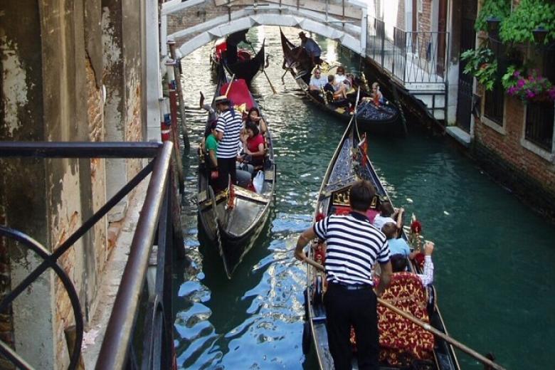 Đi thuyền gondola trên con kênh thơ mộng