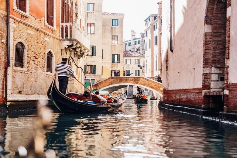 Đi thuyền gondola trên con kênh thơ mộng