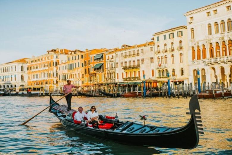 Đi thuyền gondola trên con kênh thơ mộng