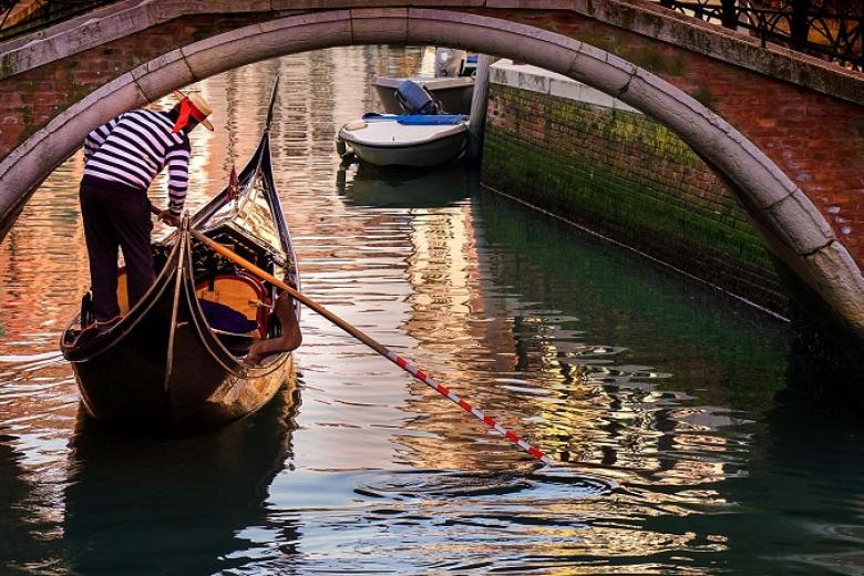 Đi thuyền gondola trên con kênh thơ mộng