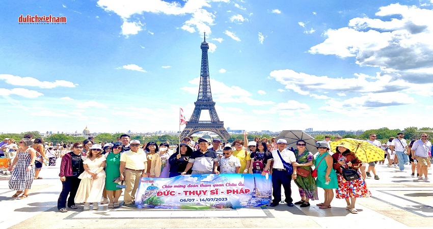 Du khách trải nghiệm Tour Châu Âu