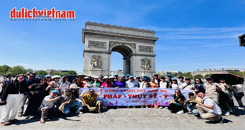Du khách chụp ảnh cùng Khải Hoàn Môn Pháp