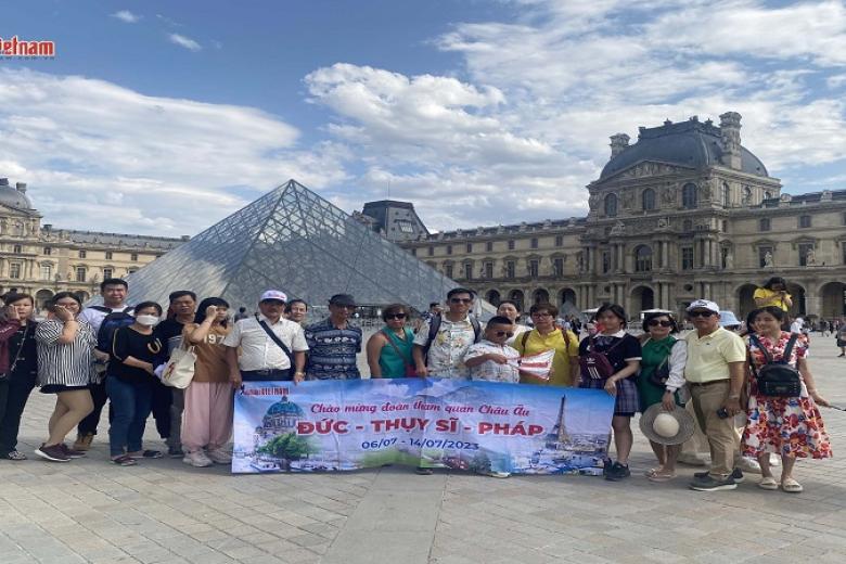 Khách chụp ảnh lưu niệm