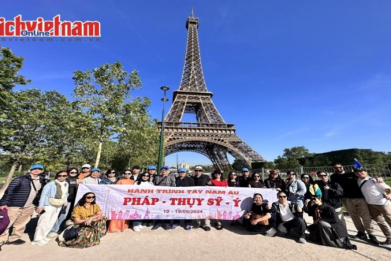 Khách chụp ảnh lưu niệm