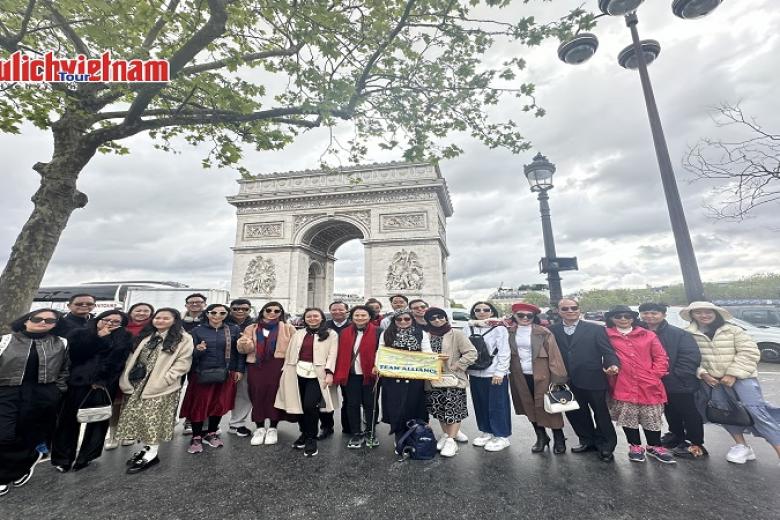 Khách chụp ảnh lưu niệm