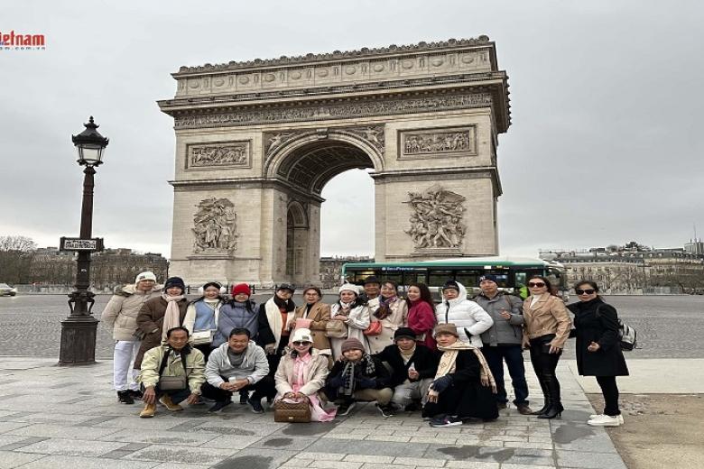 Khách chụp ảnh lưu niệm