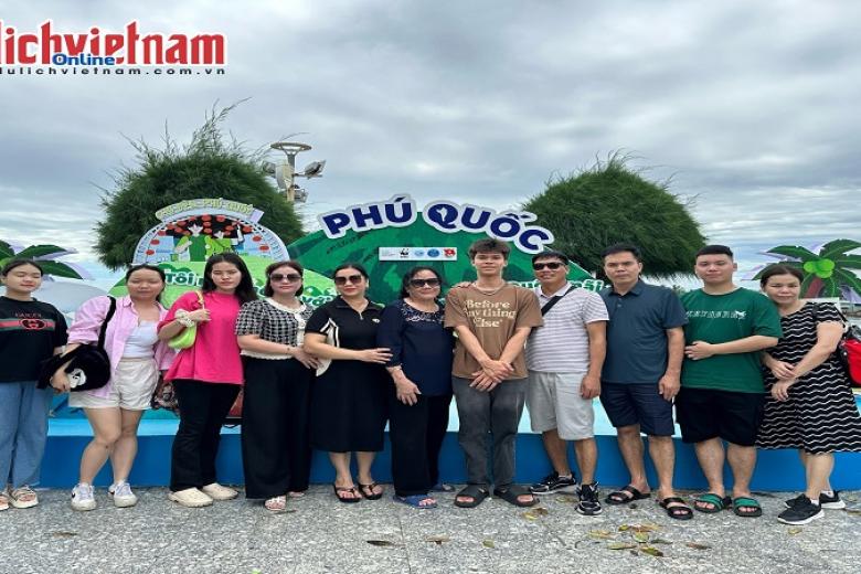 Khách chụp ảnh lưu niệm