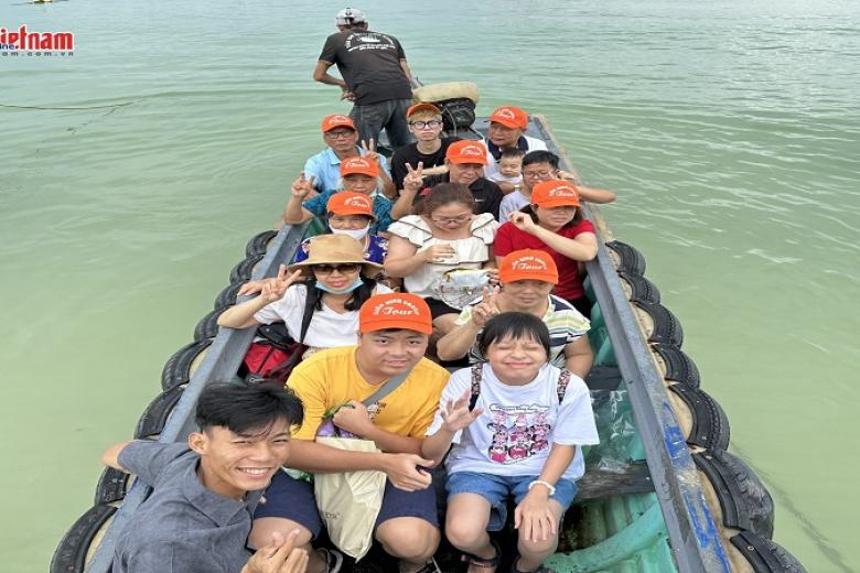 Khách chụp ảnh lưu niệm