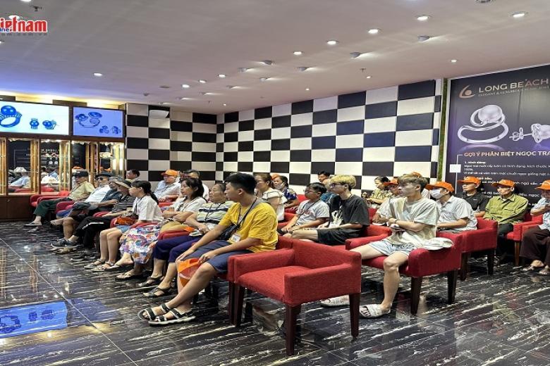 Khách chụp ảnh lưu niệm