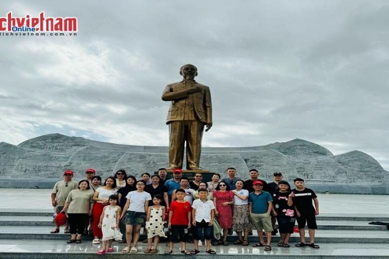 Khách chụp ảnh lưu niệm