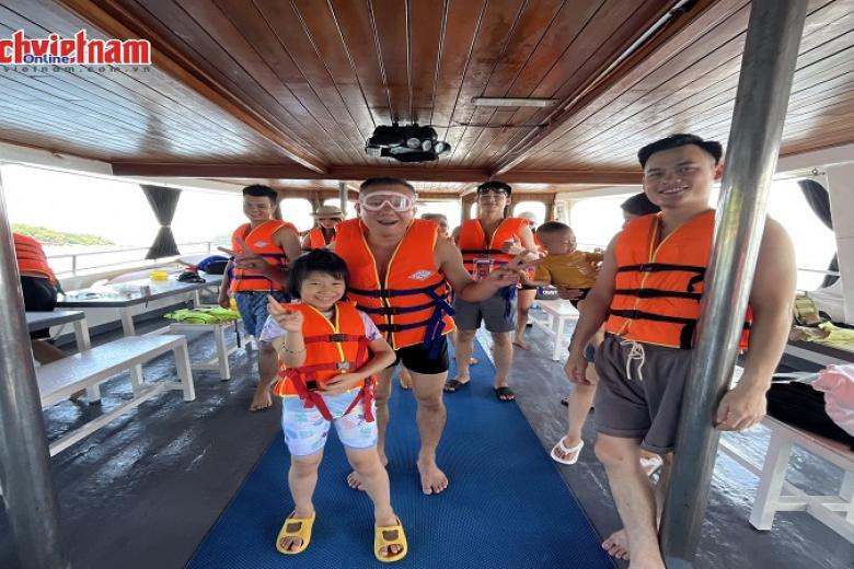 Khách chụp ảnh lưu niệm