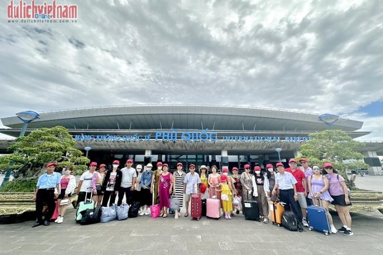 Khách chụp ảnh lưu niệm