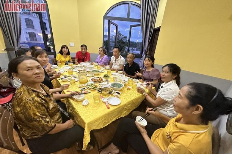 Khách dùng bữa