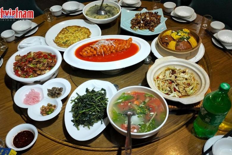 Khách dùng bữa