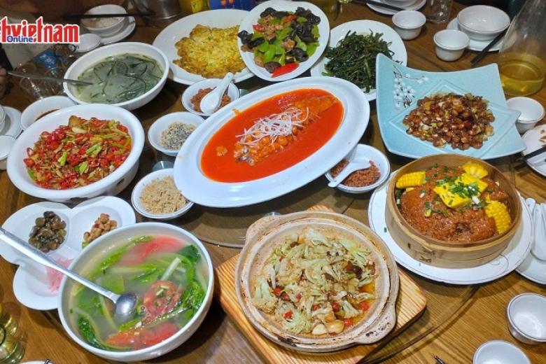 Khách dùng bữa