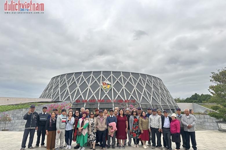 Khách chụp ảnh lưu niệm