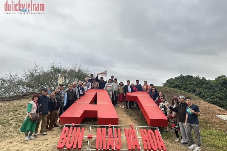 Khách chụp ảnh lưu niệm