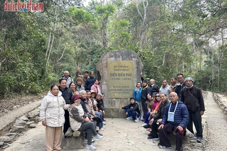 Khách chụp ảnh lưu niệm